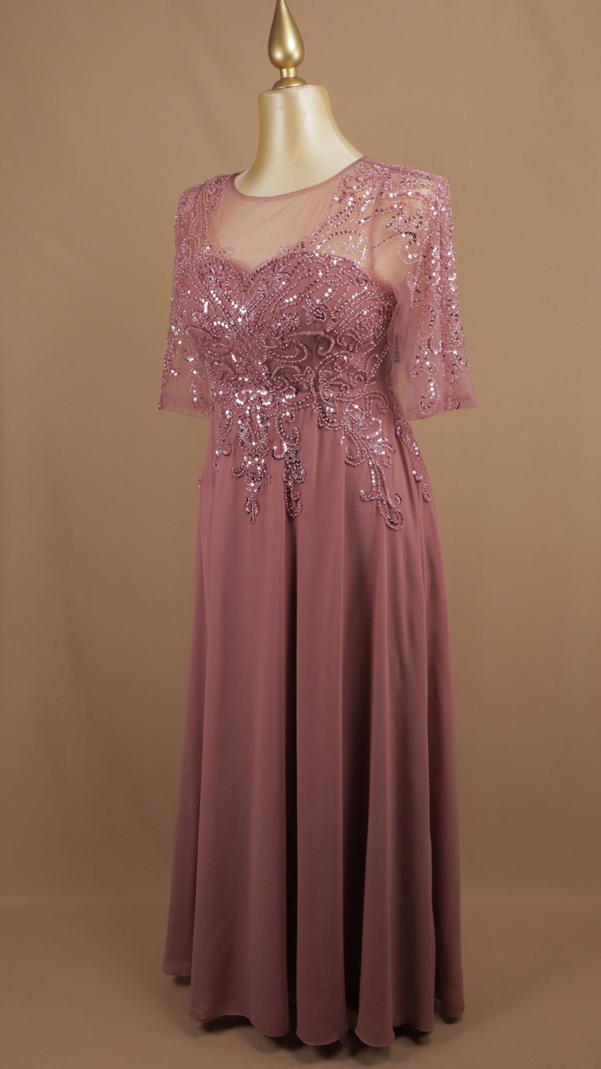 Vestido de gala de gasa con canesú transparente y bordado de cuentas