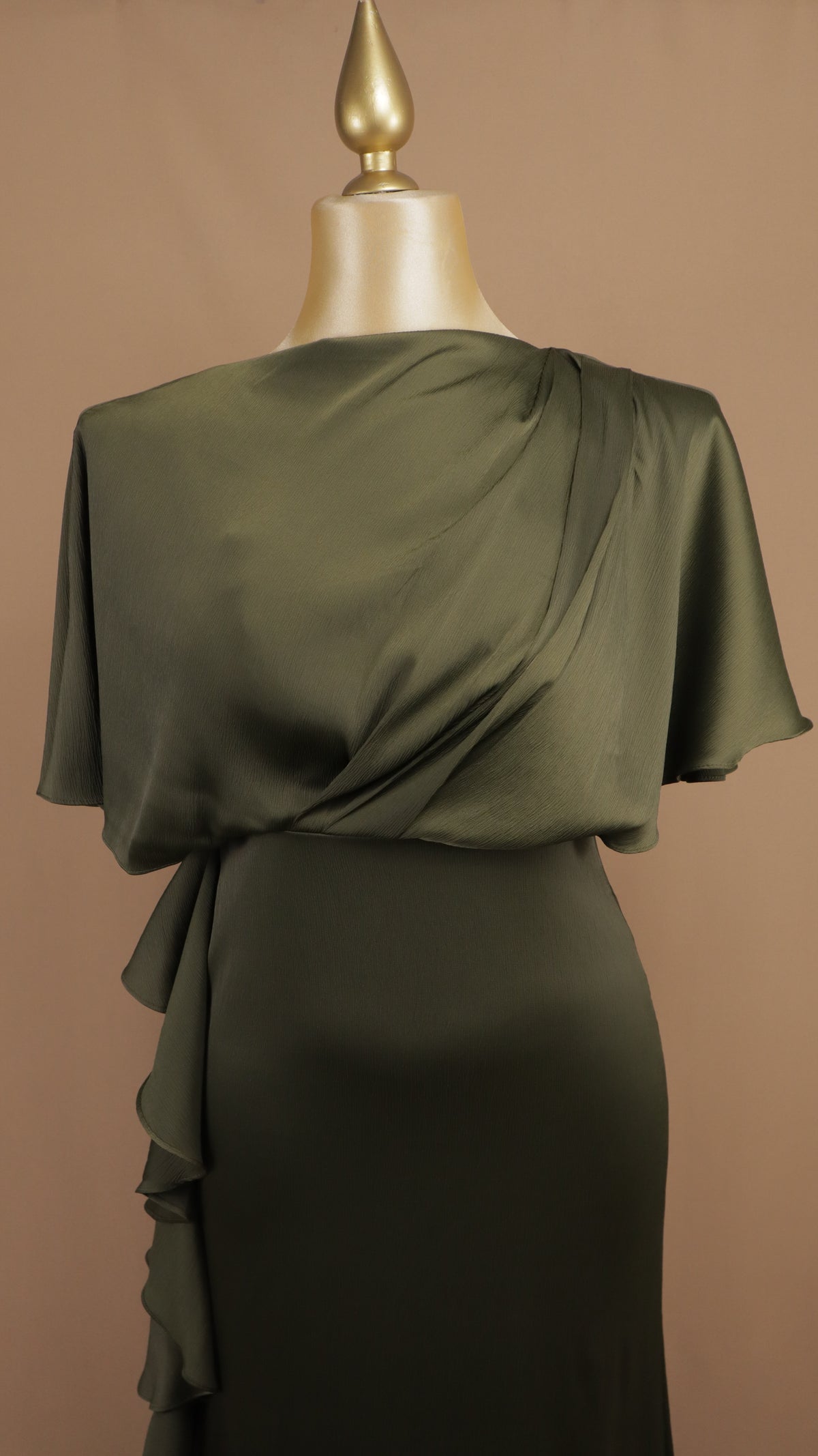 Vestido largo plus size con tipo capa y escarola