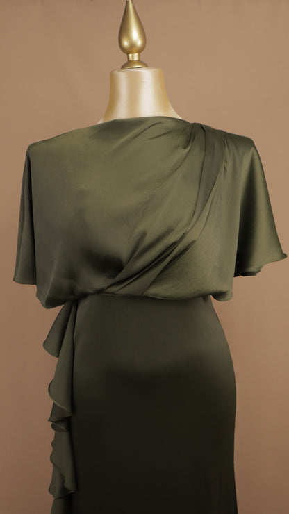 Vestido largo plus size con tipo capa y escarola