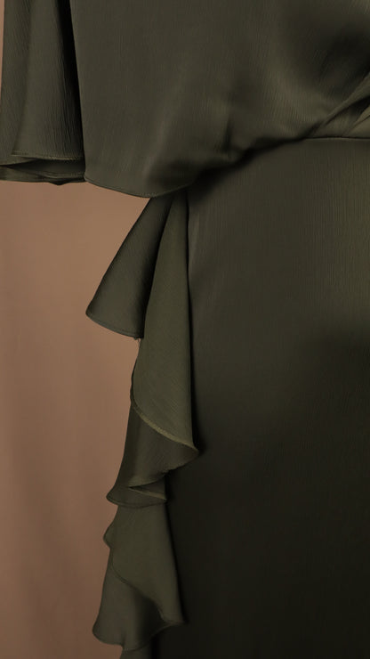 Vestido largo plus size con tipo capa y escarola