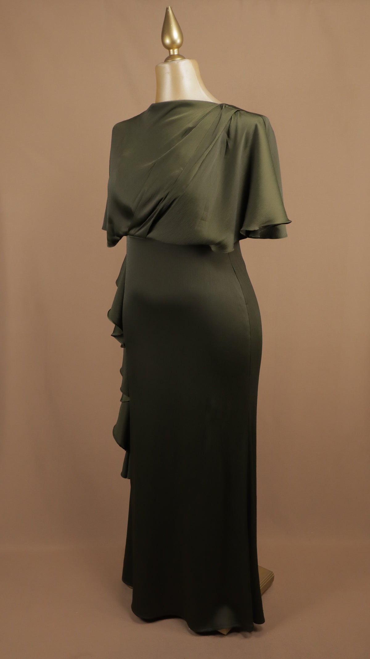 Vestido largo plus size con tipo capa y escarola