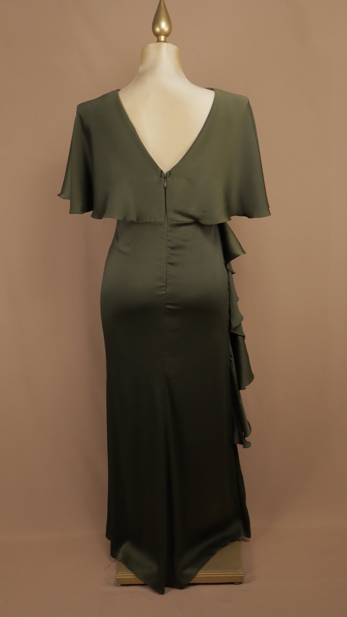 Vestido largo plus size con tipo capa y escarola