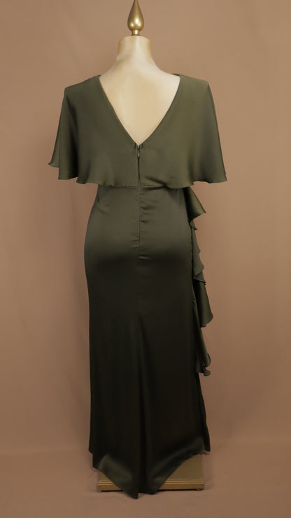 Vestido largo plus size con tipo capa y escarola