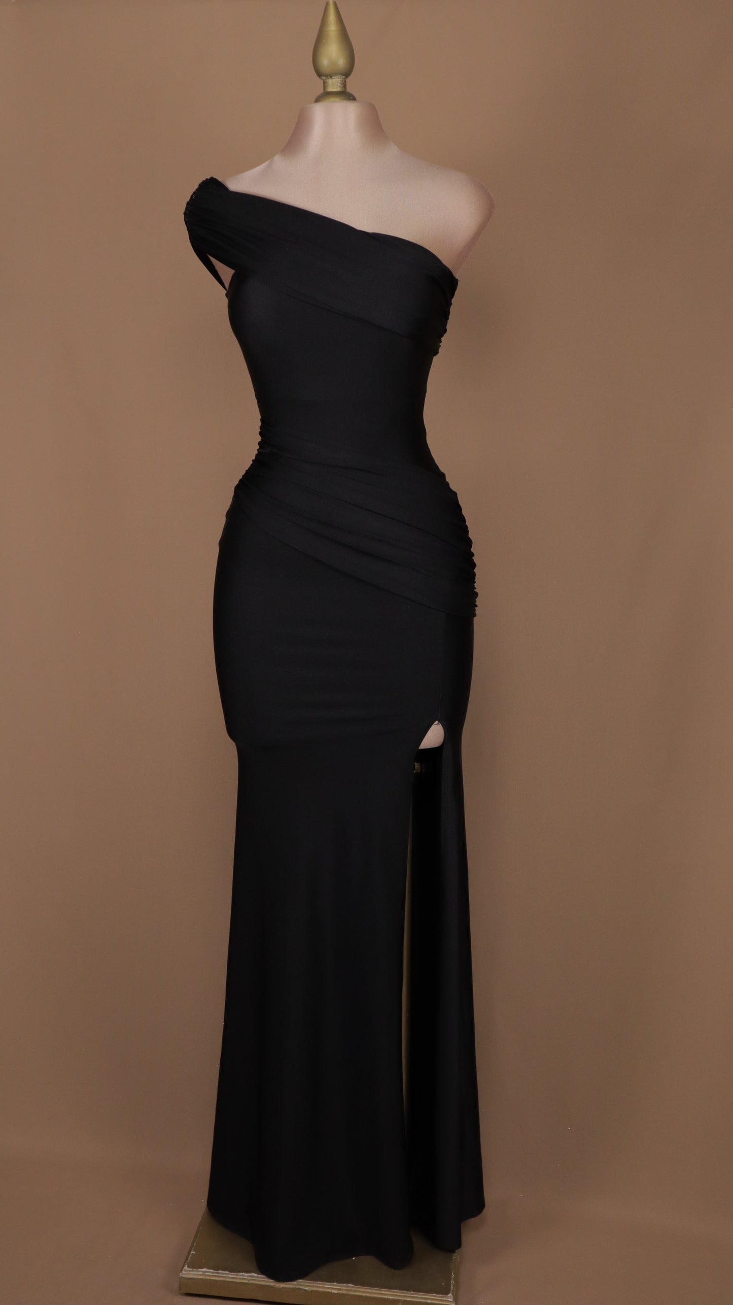 Vestido largo de licra con escote asimétrico