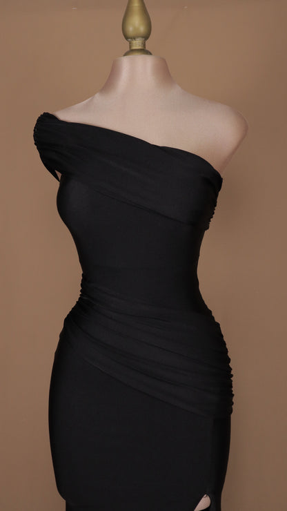 Vestido largo de licra con escote asimétrico