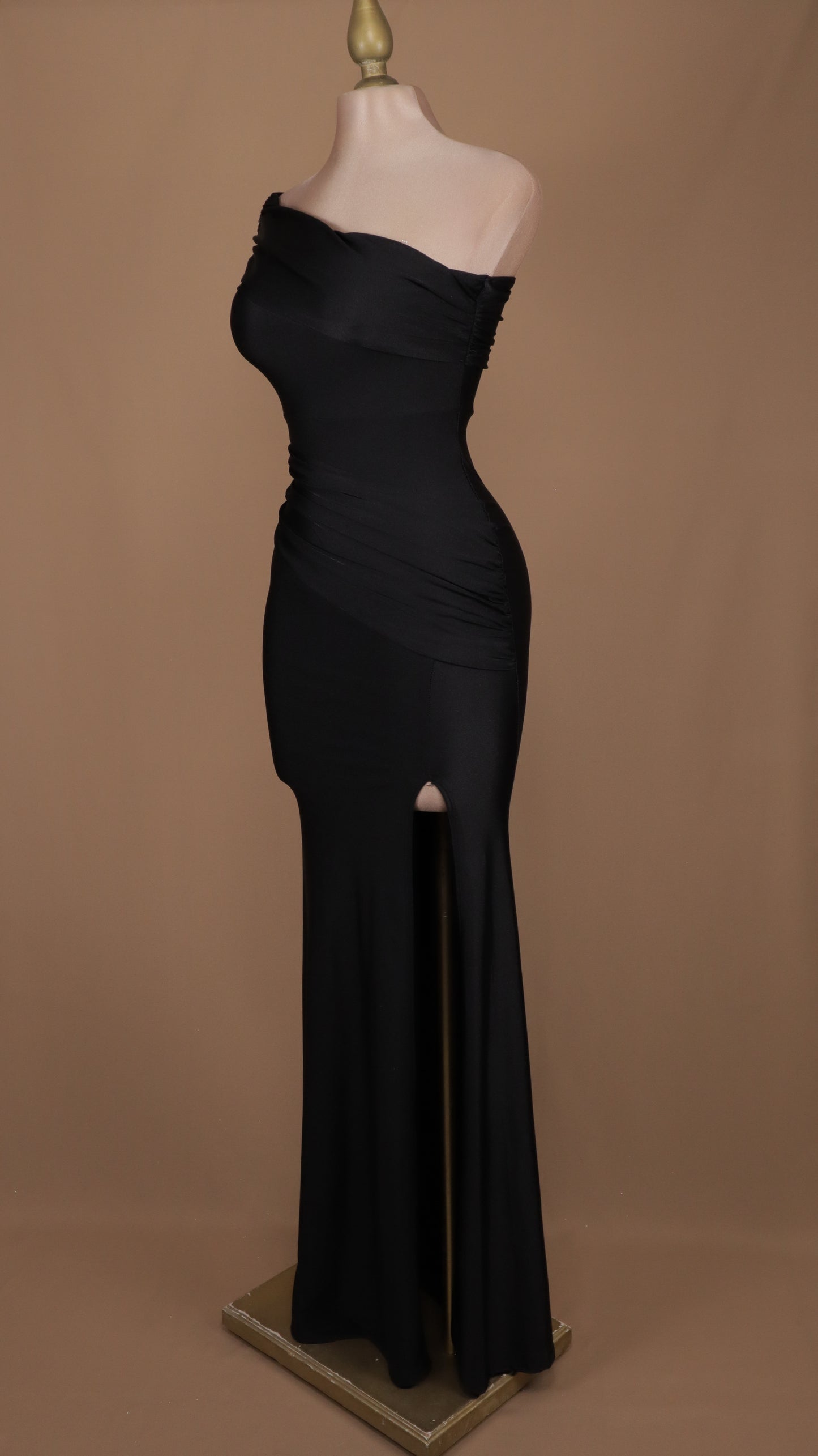 Vestido largo de licra con escote asimétrico