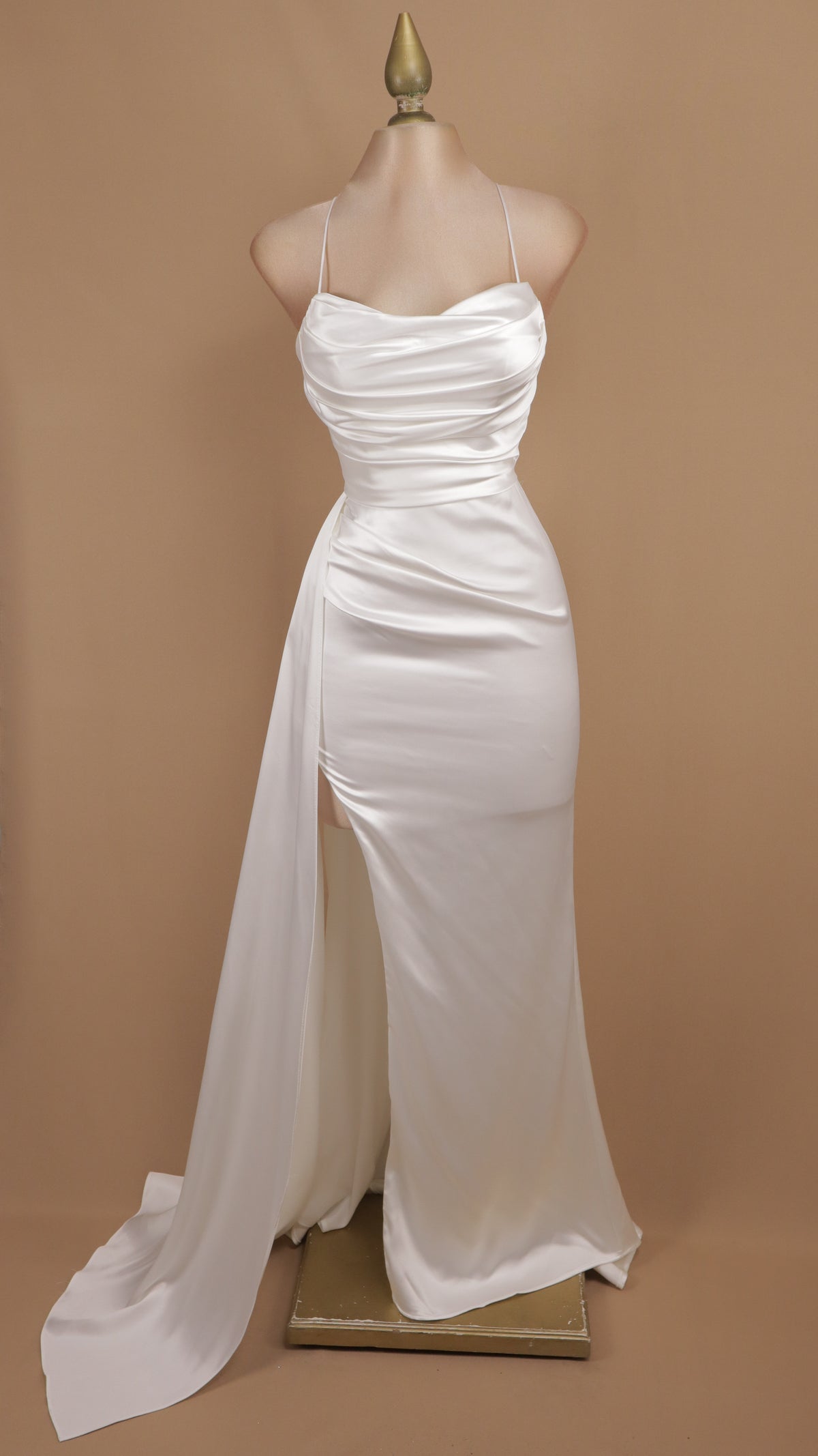 Vestido de gala satinado con escote desbocado, abertura y cola lateral