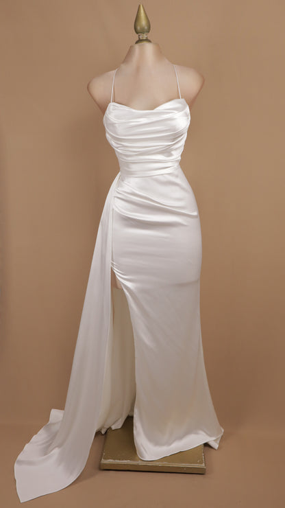 Vestido de gala satinado con escote desbocado, abertura y cola lateral