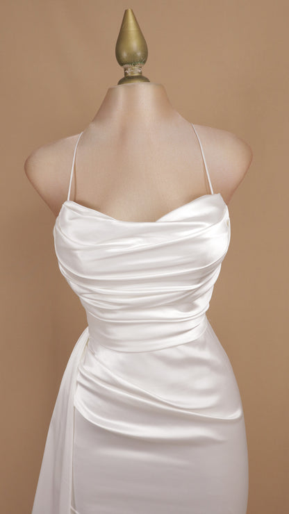 Vestido de gala satinado con escote desbocado, abertura y cola lateral