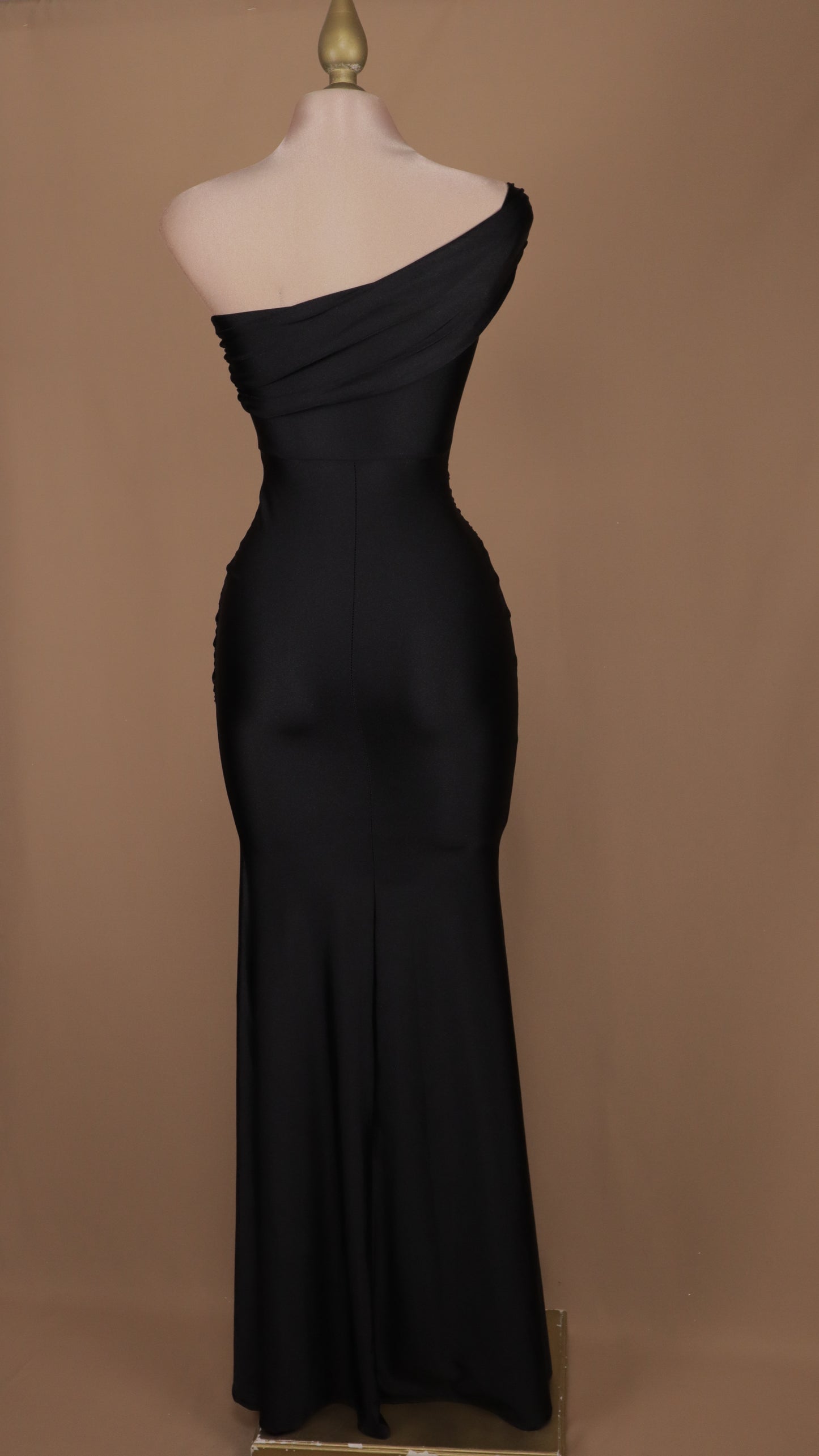 Vestido largo de licra con escote asimétrico