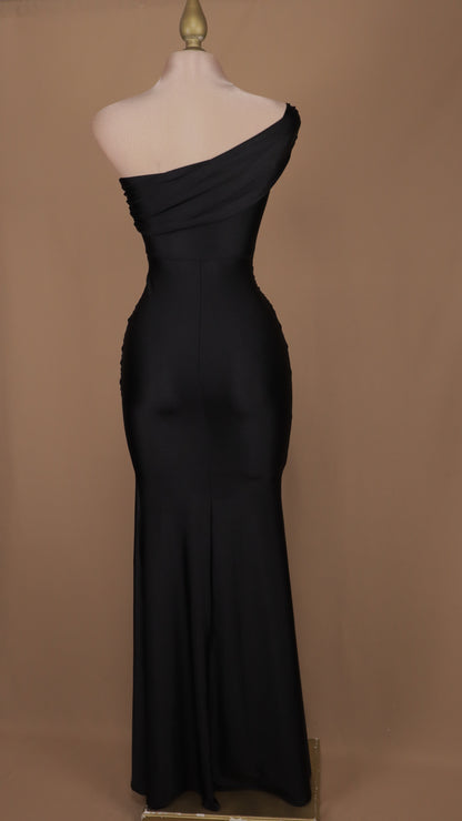 Vestido largo de licra con escote asimétrico
