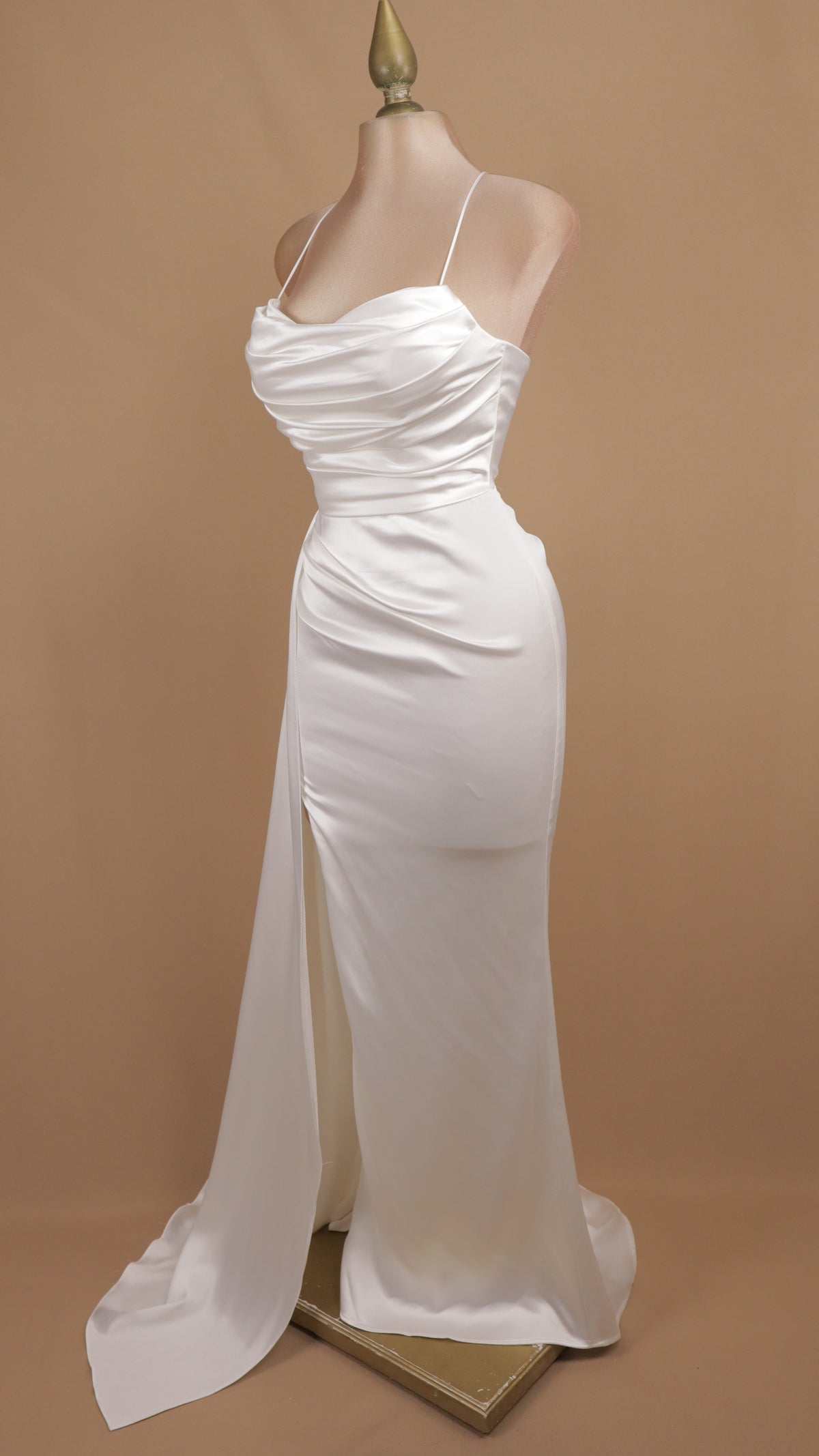 Vestido de gala satinado con escote desbocado, abertura y cola lateral