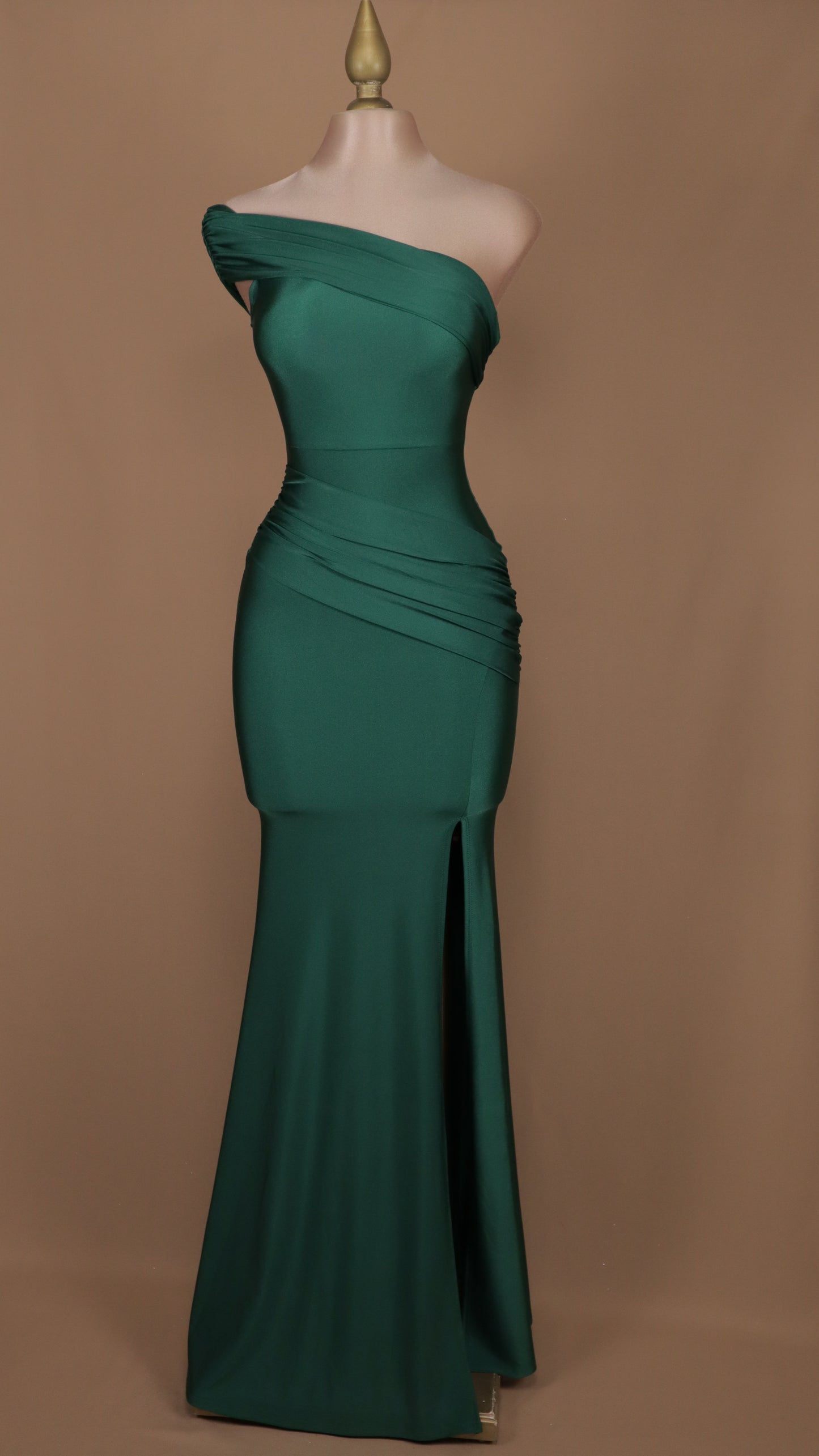 Vestido largo de licra con escote asimétrico