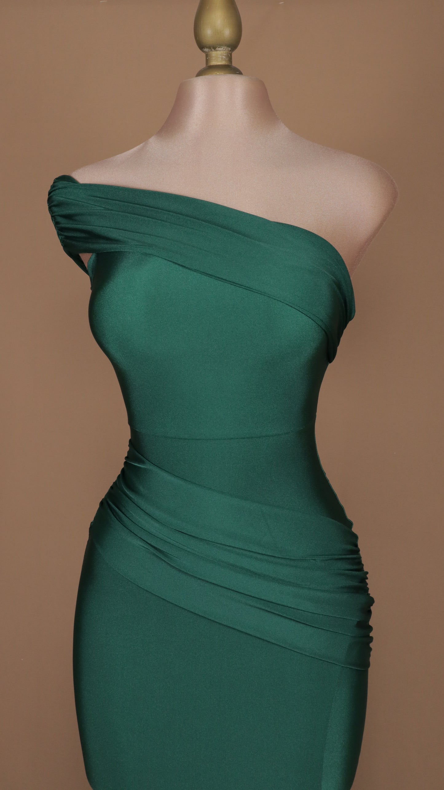 Vestido largo de licra con escote asimétrico