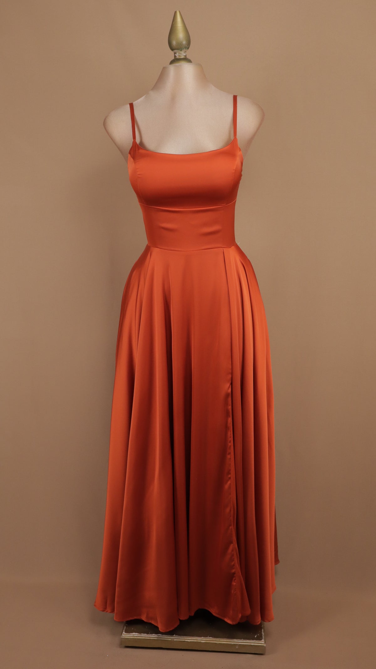 Vestido de gala, satinado con agujetas en la espalda y escote cuadrado