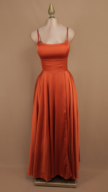 Vestido de gala, satinado con agujetas en la espalda y escote cuadrado