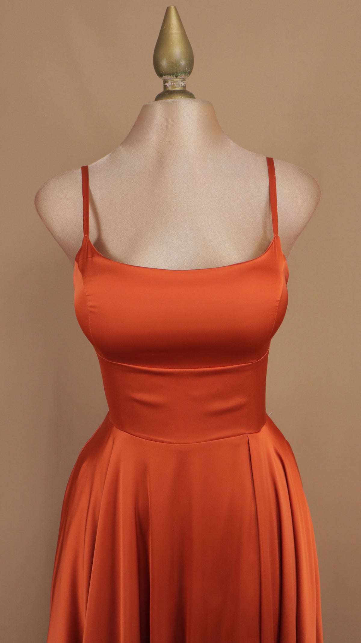 Vestido de gala, satinado con agujetas en la espalda y escote cuadrado