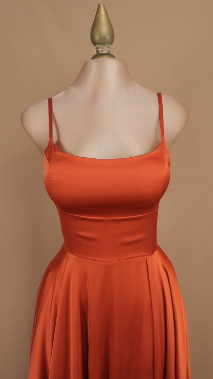 Vestido de gala, satinado con agujetas en la espalda y escote cuadrado