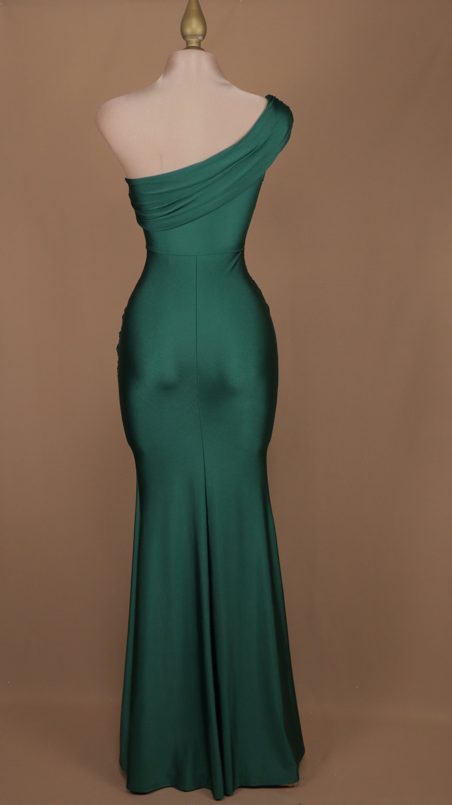 Vestido largo de licra con escote asimétrico
