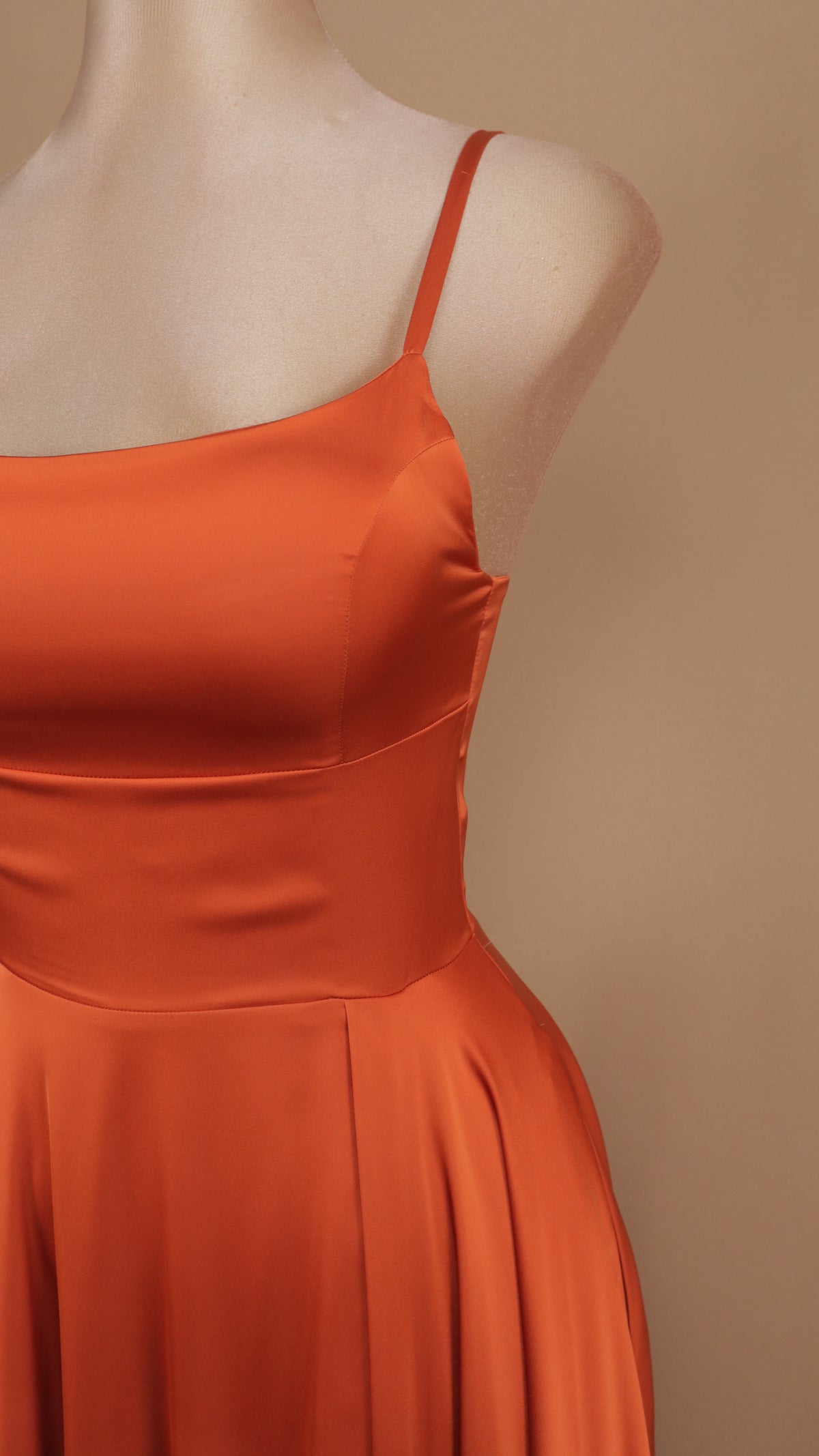 Vestido de gala, satinado con agujetas en la espalda y escote cuadrado