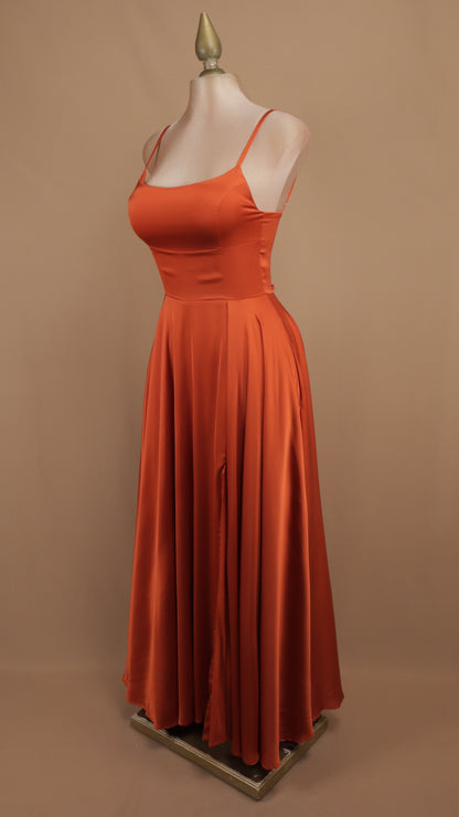 Vestido de gala, satinado con agujetas en la espalda y escote cuadrado