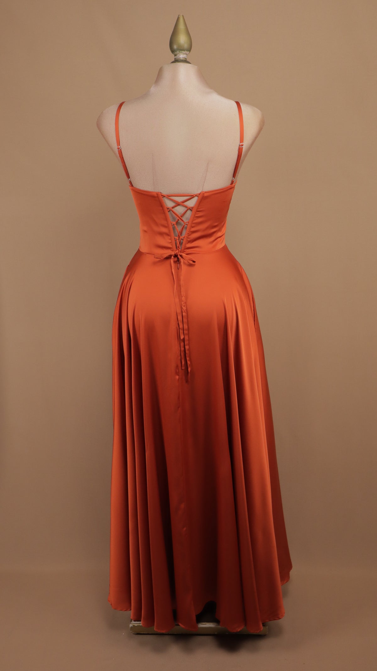 Vestido de gala, satinado con agujetas en la espalda y escote cuadrado