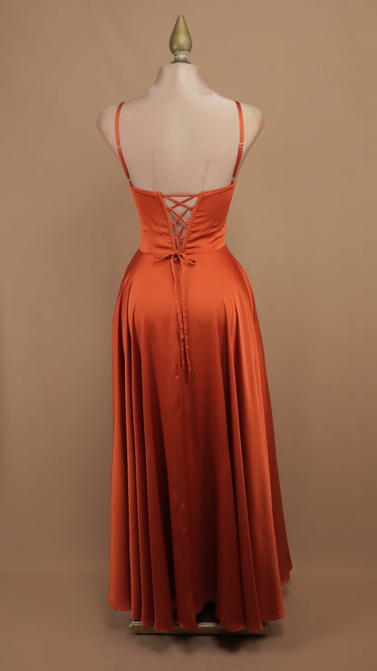 Vestido de gala, satinado con agujetas en la espalda y escote cuadrado