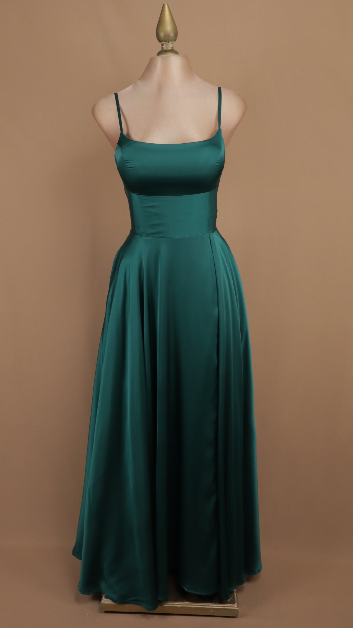 Vestido de gala, satinado con agujetas en la espalda y escote cuadrado