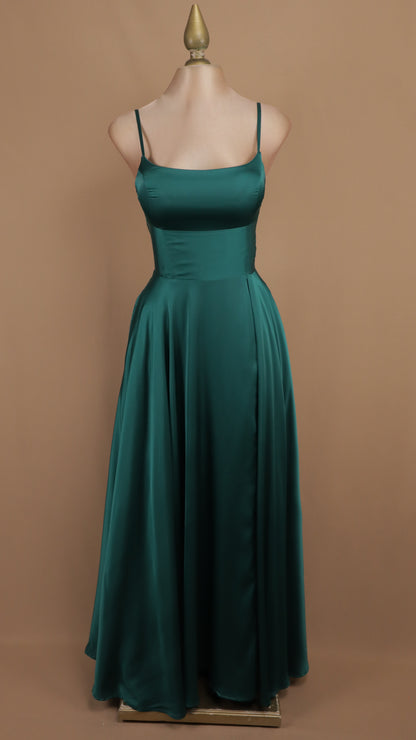 Vestido de gala, satinado con agujetas en la espalda y escote cuadrado