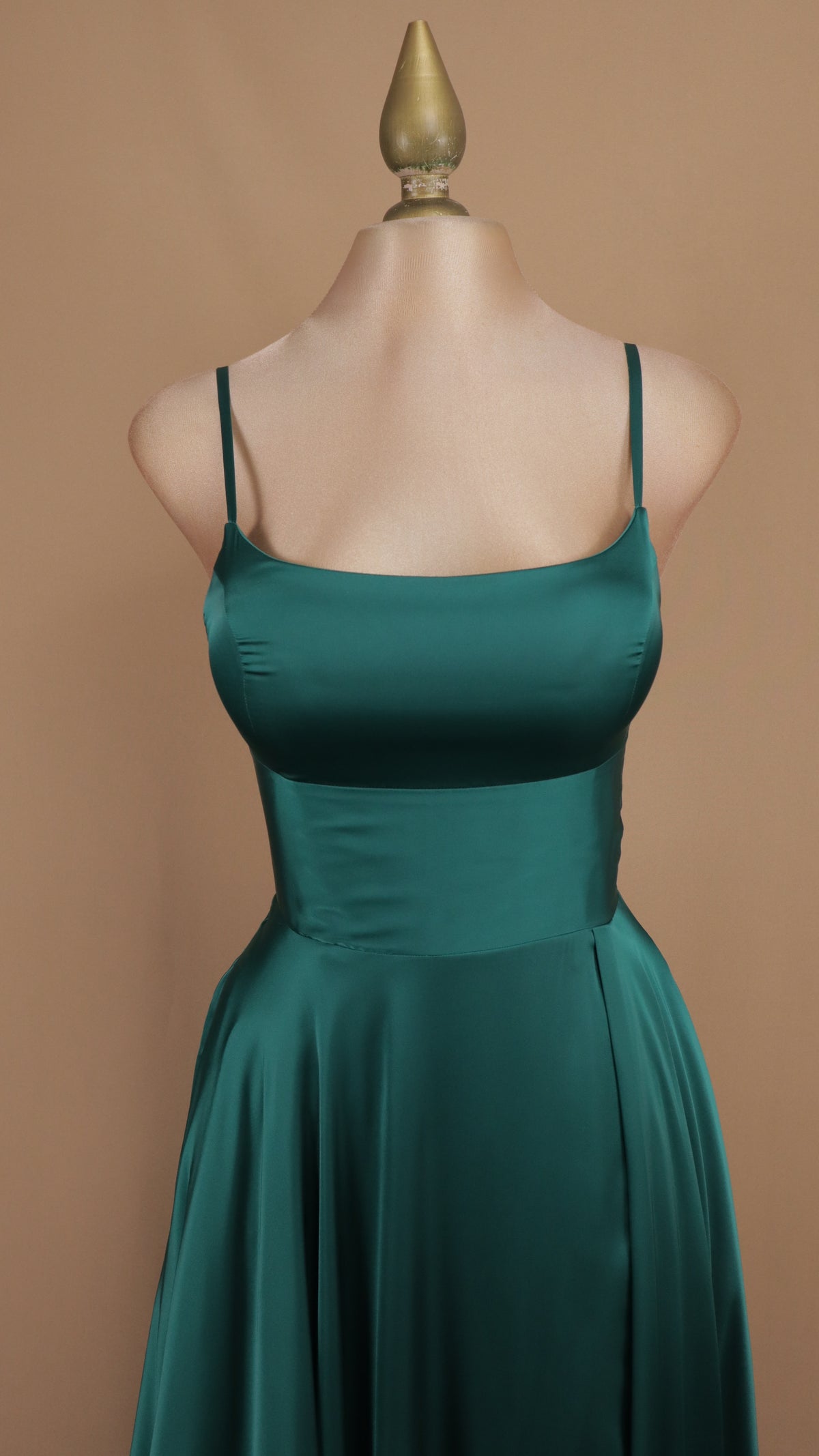 Vestido de gala, satinado con agujetas en la espalda y escote cuadrado