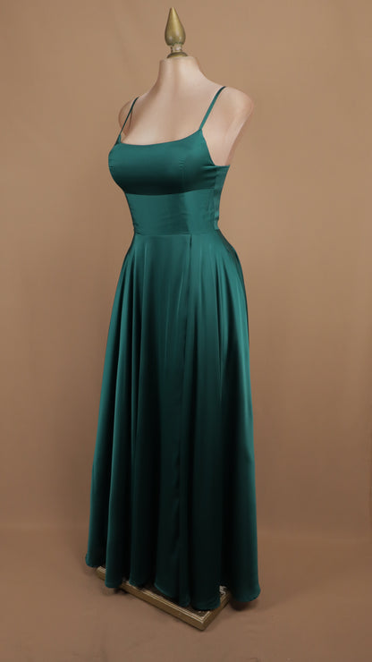 Vestido de gala, satinado con agujetas en la espalda y escote cuadrado