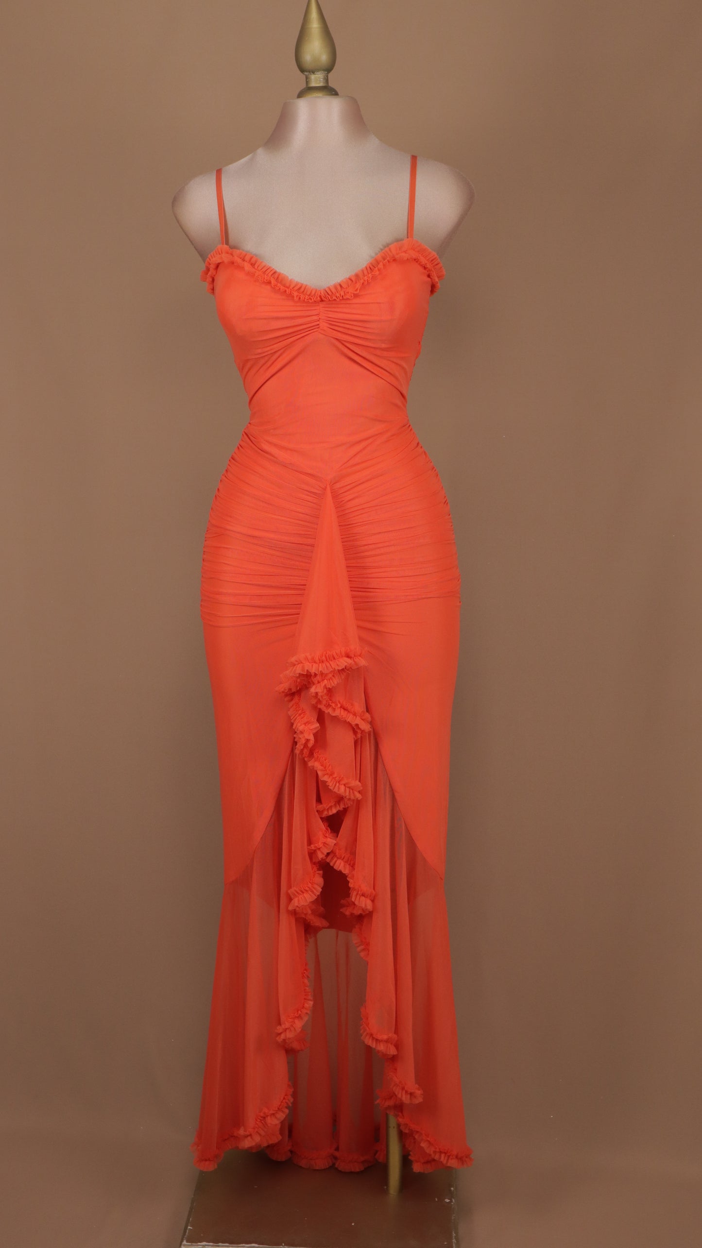 Vestido largo de tirantes con escarola en falda