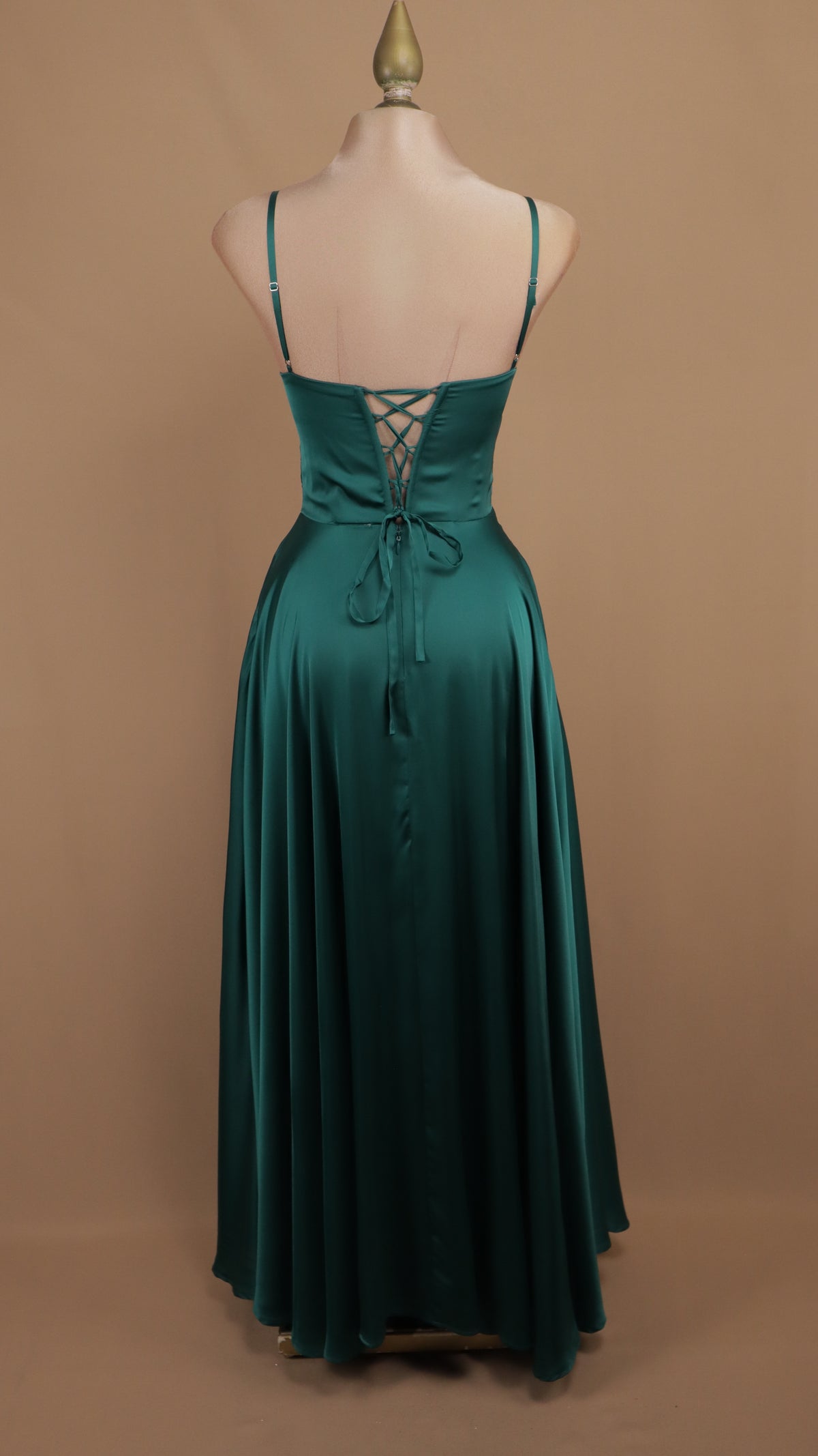 Vestido de gala, satinado con agujetas en la espalda y escote cuadrado