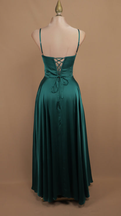 Vestido de gala, satinado con agujetas en la espalda y escote cuadrado