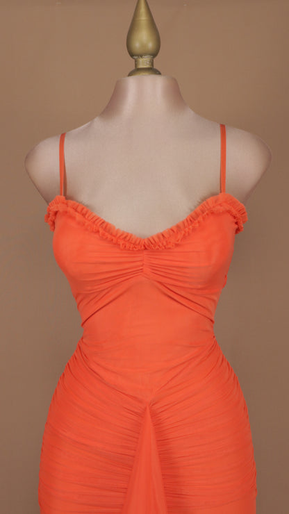 Vestido largo de tirantes con escarola en falda
