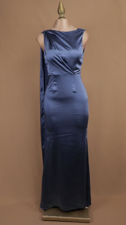 Vestido de gala satinado con escote bote y capa posterior