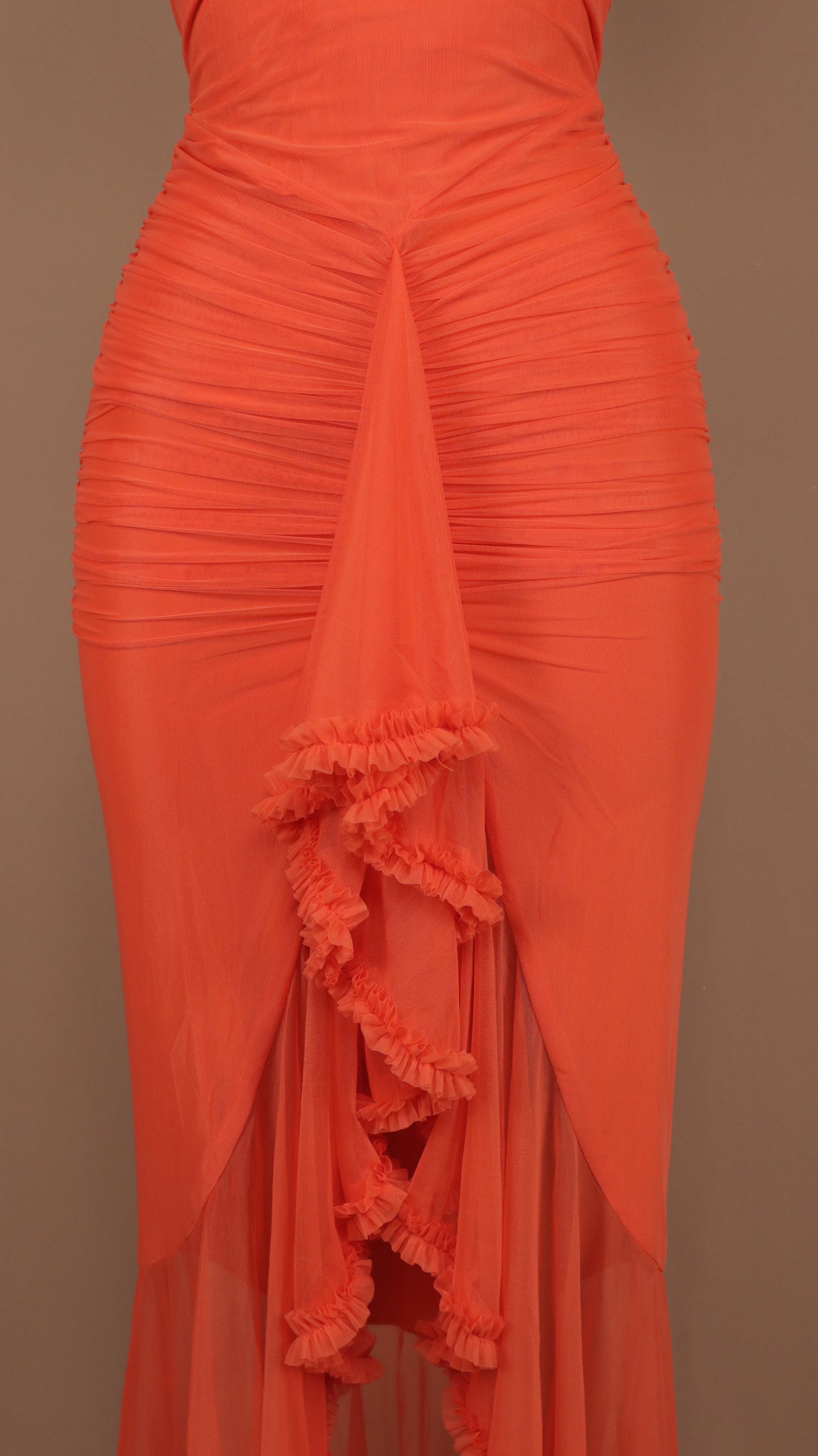 Vestido largo de tirantes con escarola en falda