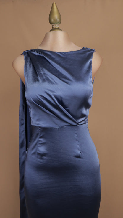 Vestido de gala satinado con escote bote y capa posterior