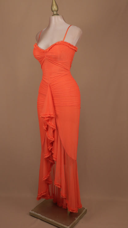 Vestido largo de tirantes con escarola en falda