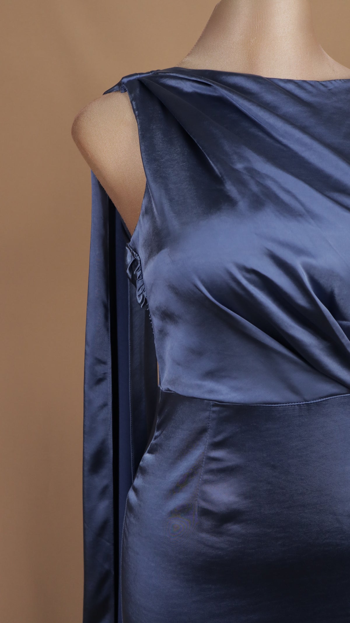 Vestido de gala satinado con escote bote y capa posterior
