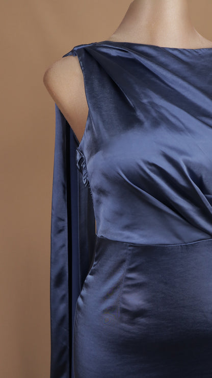 Vestido de gala satinado con escote bote y capa posterior