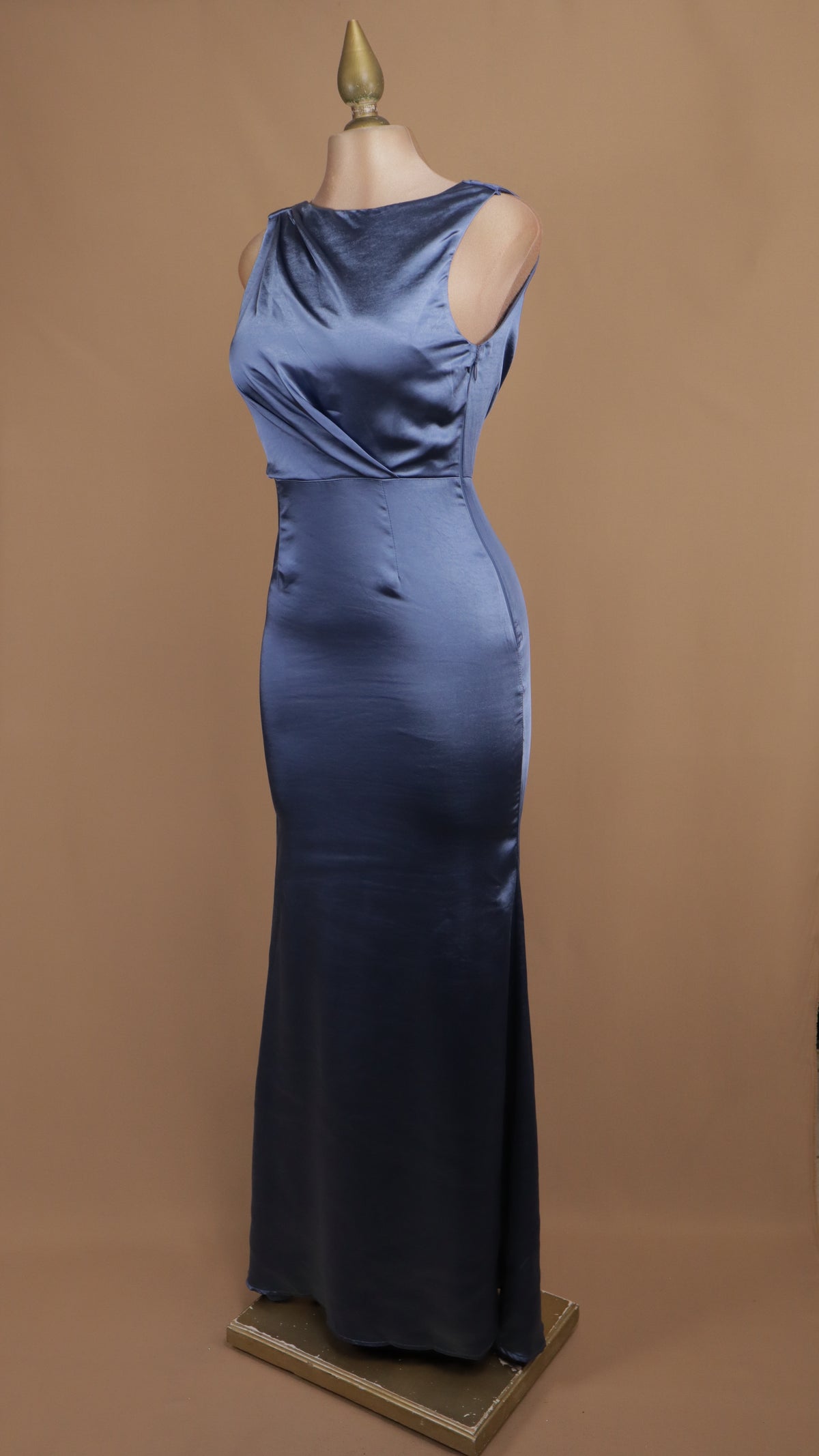 Vestido de gala satinado con escote bote y capa posterior