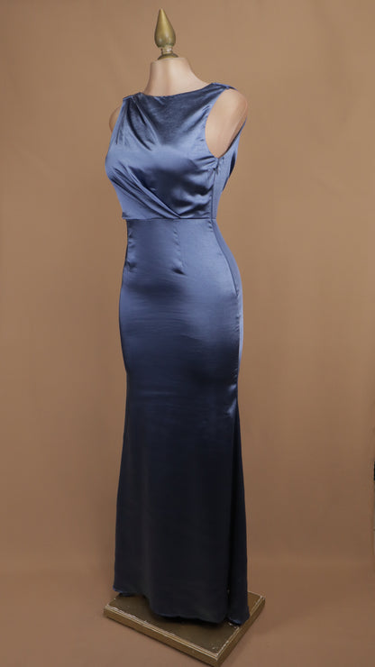 Vestido de gala satinado con escote bote y capa posterior