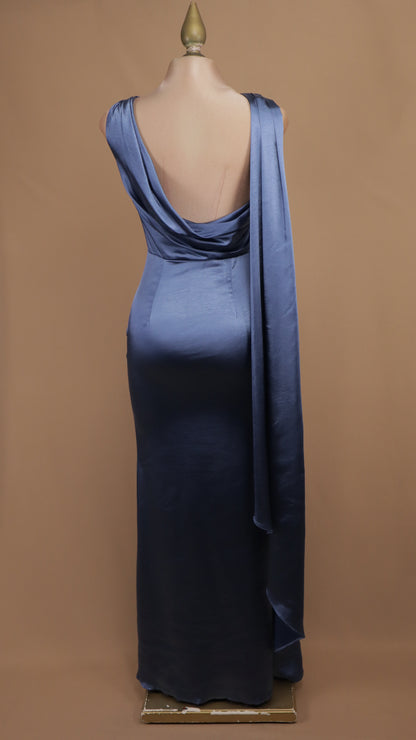 Vestido de gala satinado con escote bote y capa posterior