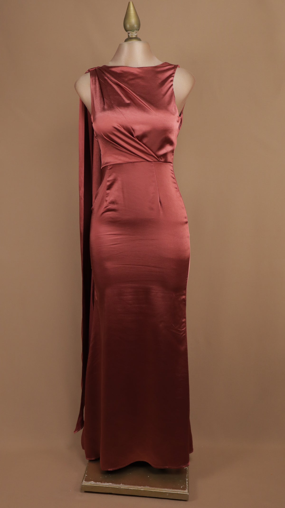 Vestido de gala satinado con escote bote y capa posterior