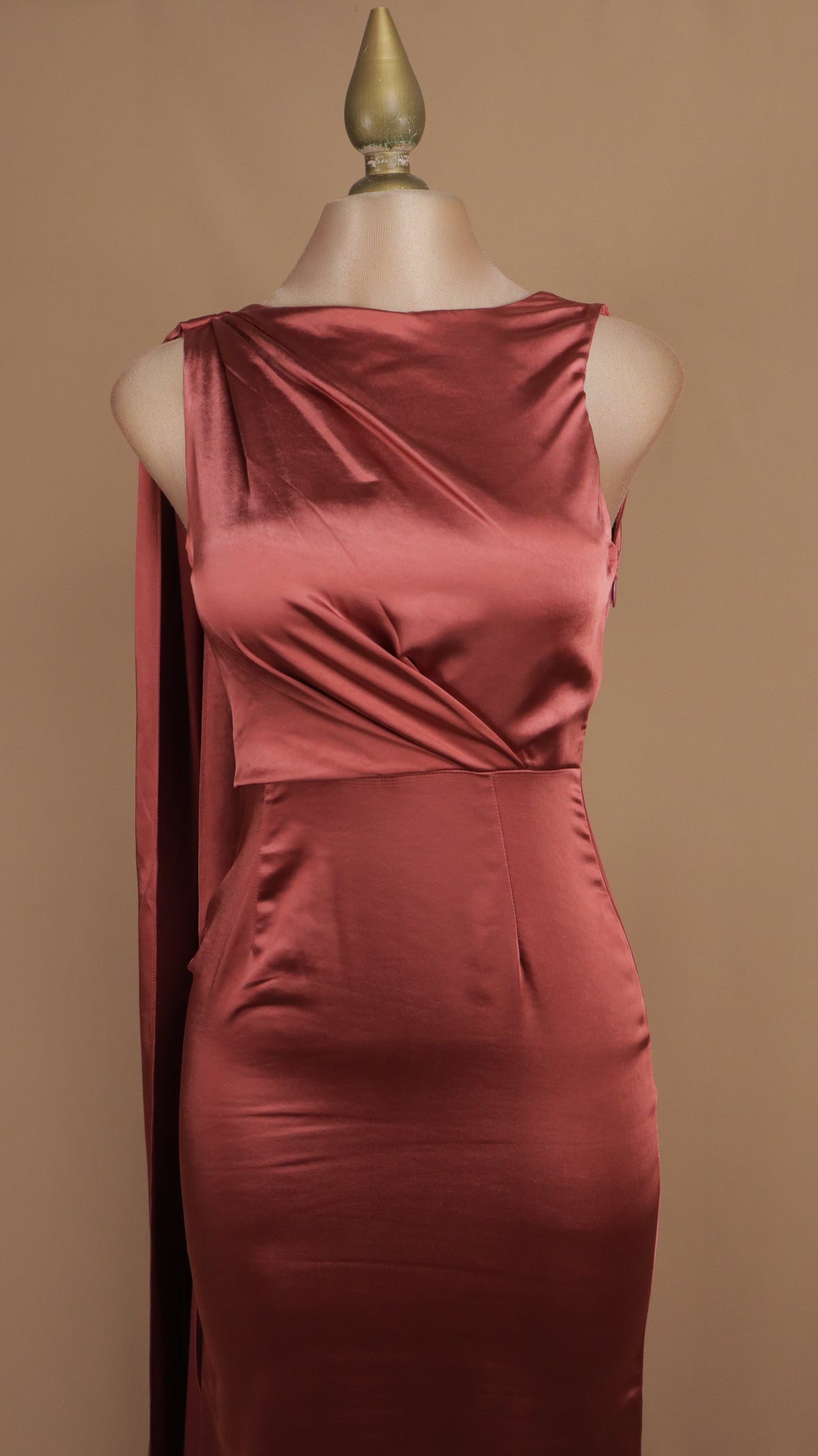Vestido de gala satinado con escote bote y capa posterior