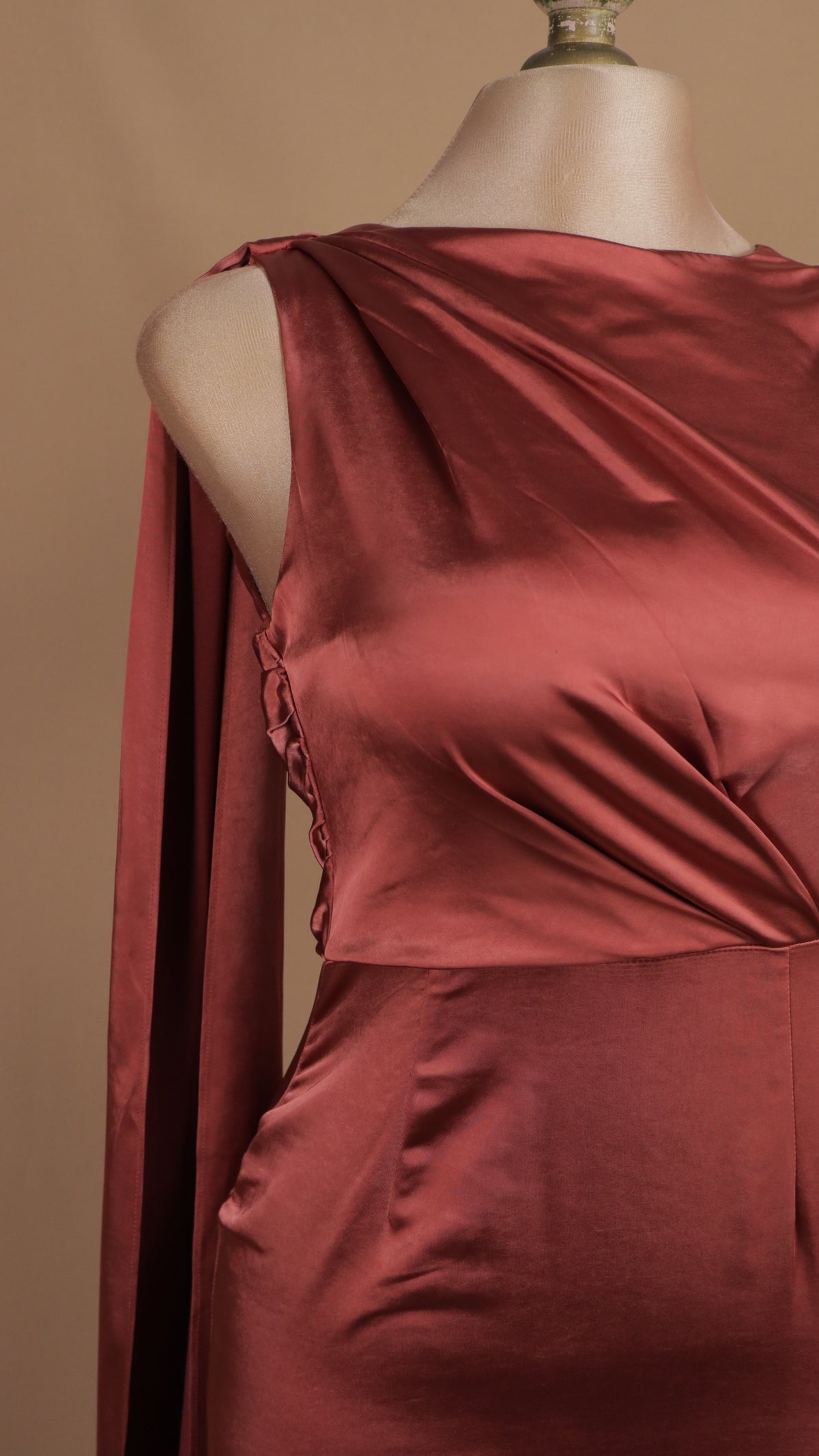 Vestido de gala satinado con escote bote y capa posterior