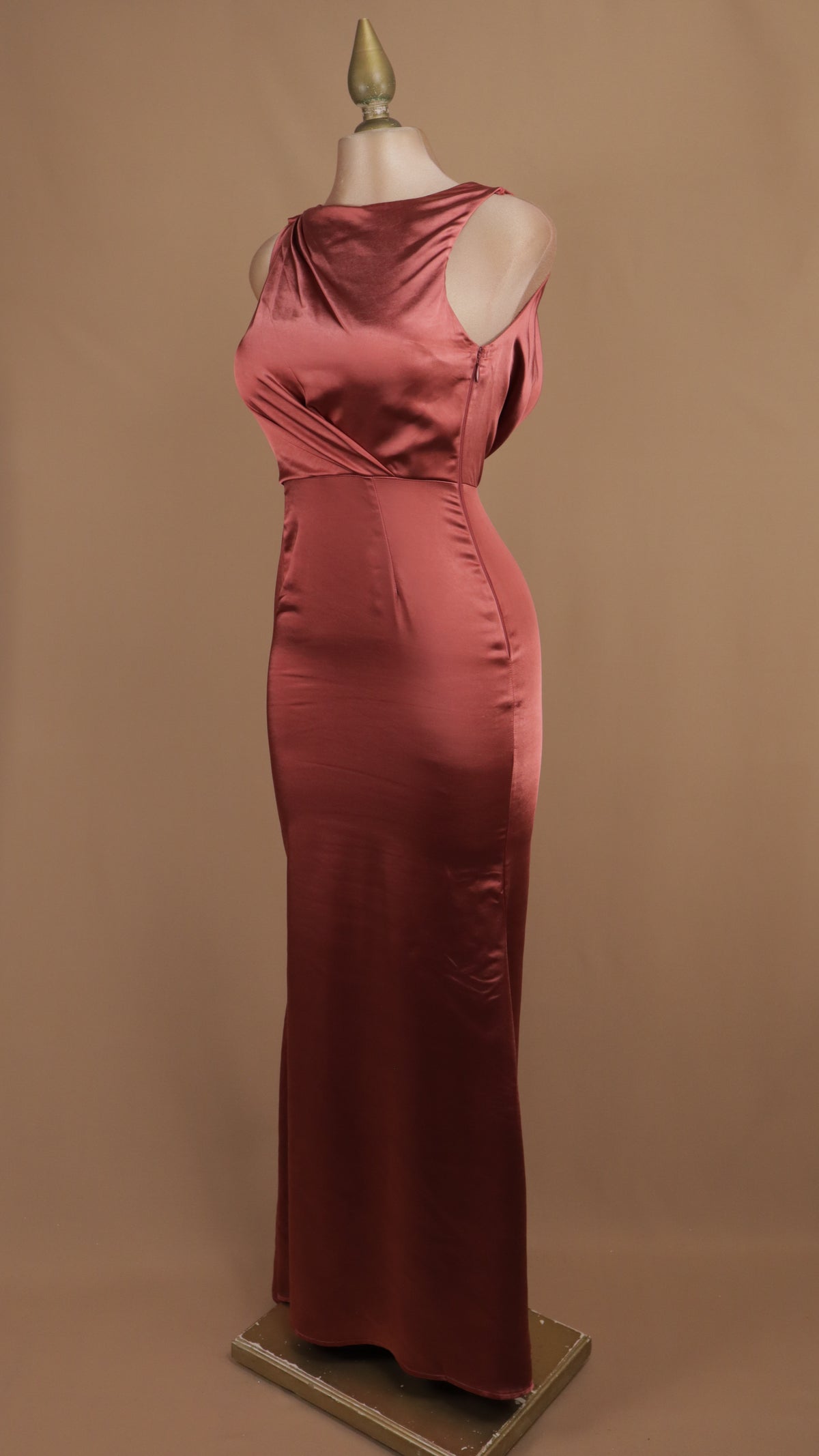 Vestido de gala satinado con escote bote y capa posterior