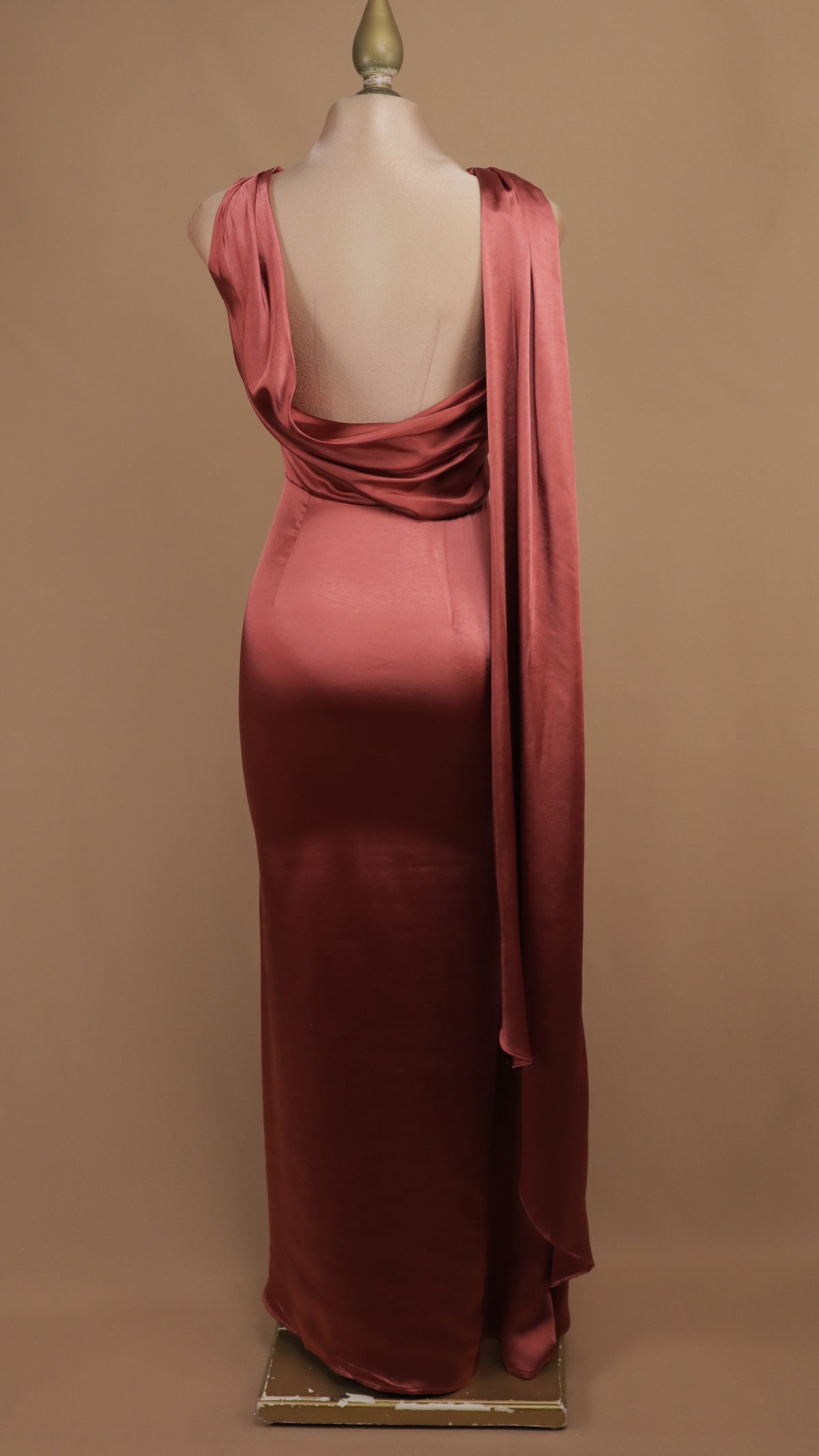 Vestido de gala satinado con escote bote y capa posterior