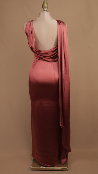 Vestido de gala satinado con escote bote y capa posterior